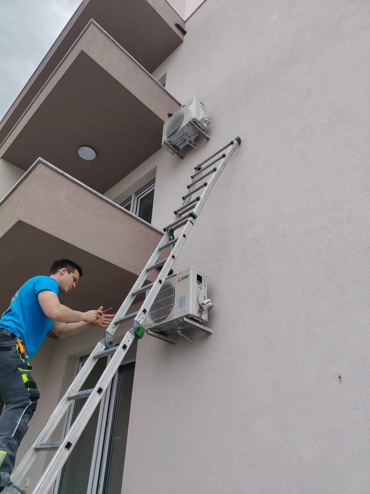 Montaža vanjske jedinice Mitsubishi Electric klima uređaja na fasadu stambene zgrade
